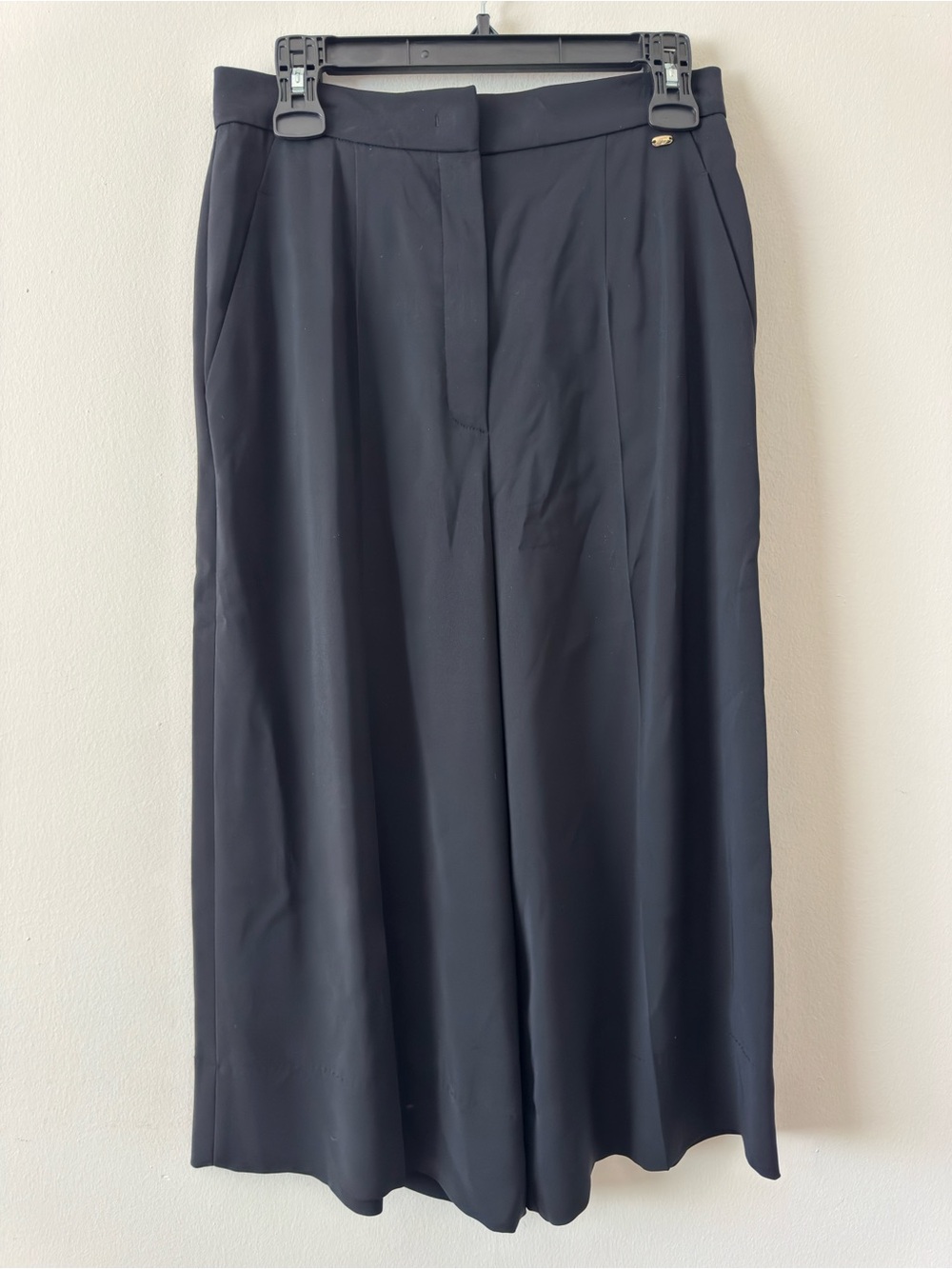 Escada Silk Wide Leg Culotte Pants Size 36 US 4 Black Luxury Designer Trousers